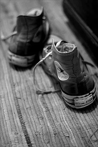 اسنیکرهای آلاستار در پوستر تبلیغاتی ورزشی